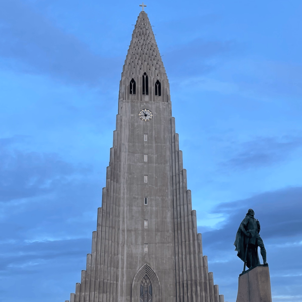 Kościół Hallgrímskirkja w Reykjaviku z pomnikiem przed nim o zmierzchu