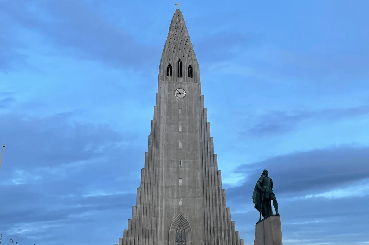 Kościół Hallgrímskirkja w Reykjaviku z pomnikiem Leifura Eiríkssona o zmierzchu