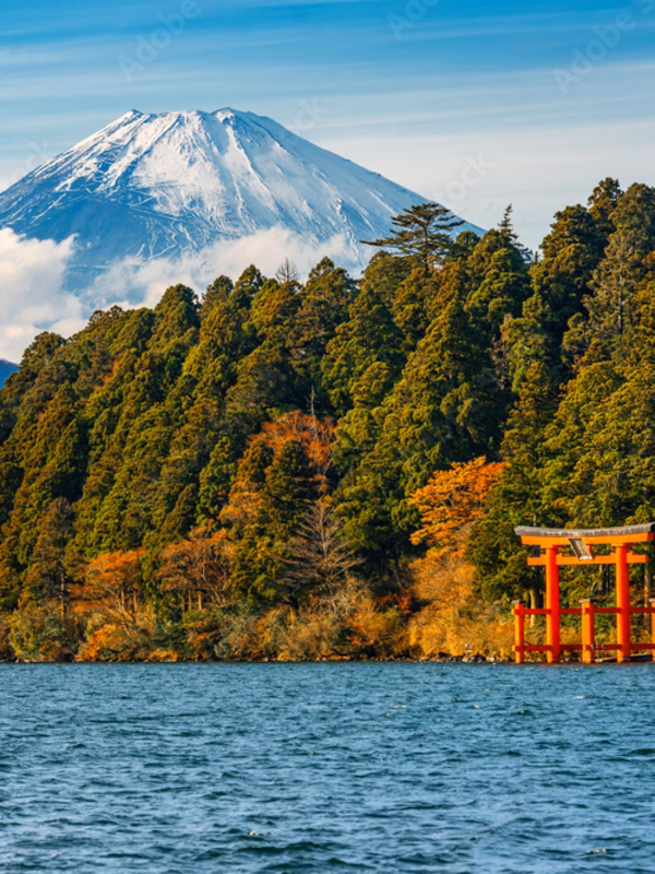 Widok na górę Fuji z lasem i czerwonym torii nad jeziorem w Japonii