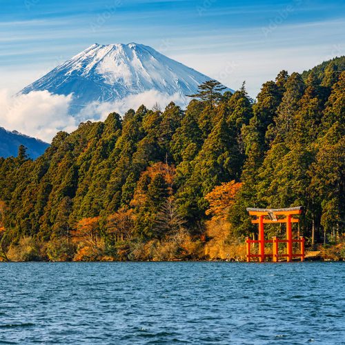 Widok na górę Fuji z lasem i czerwonym torii nad jeziorem w Japonii