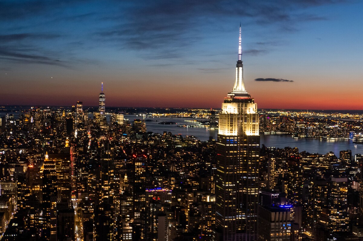Panorama Nowego Jorku nocą z oświetlonym Empire State Building na pierwszym planie