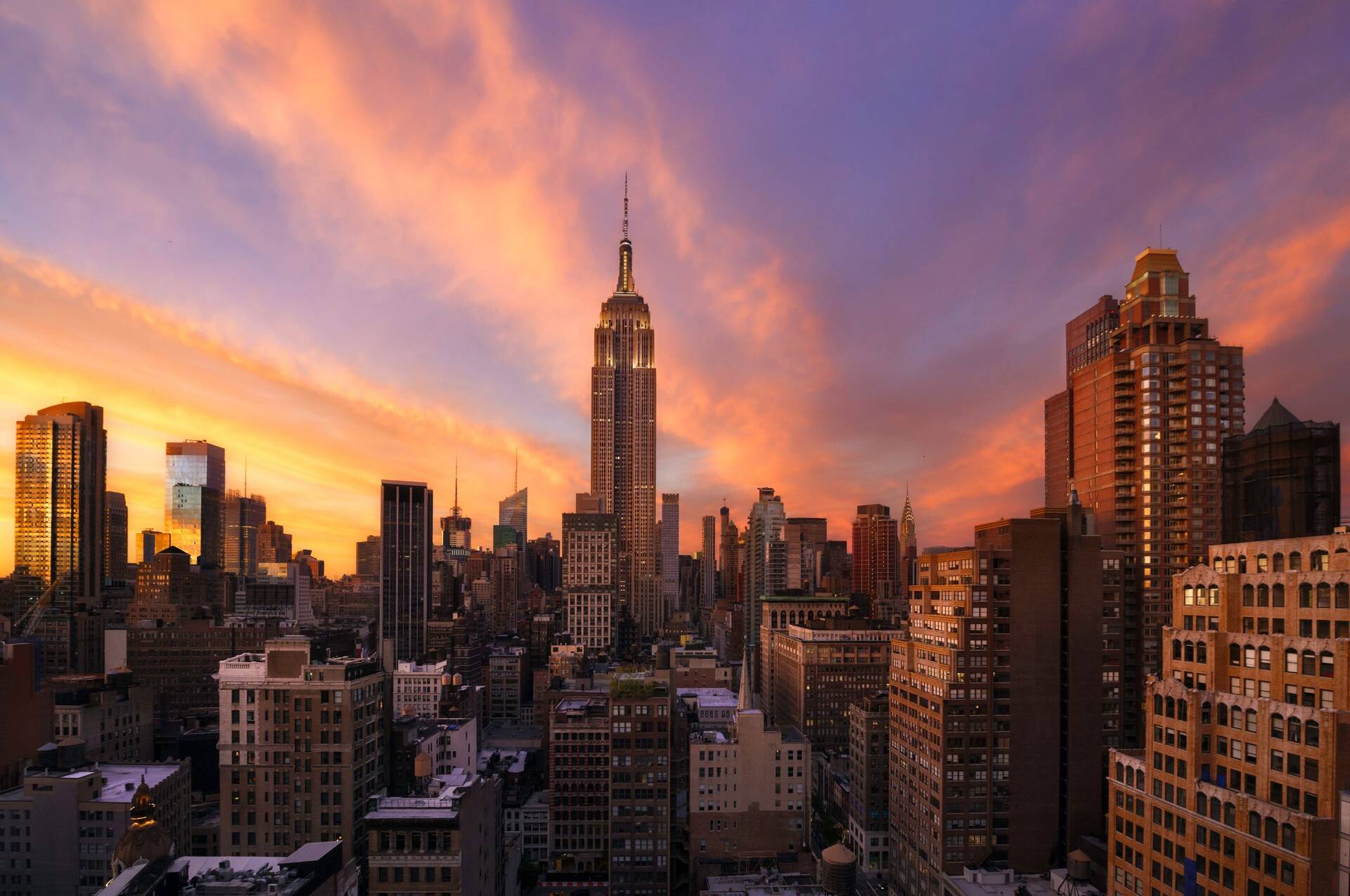 Panorama Nowego Jorku z wieżą Empire State o zachodzie słońca z kolorowym niebem