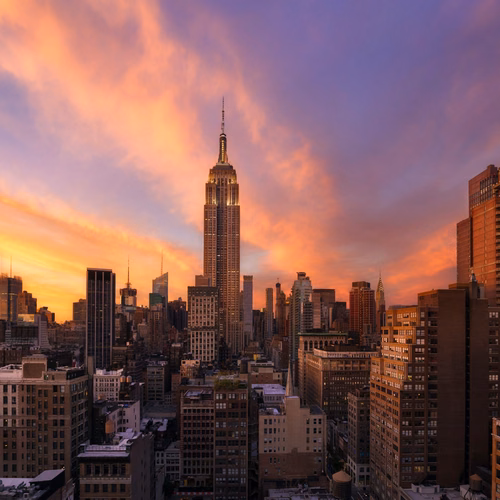 Panorama Nowego Jorku z wieżą Empire State o zachodzie słońca z kolorowym niebem